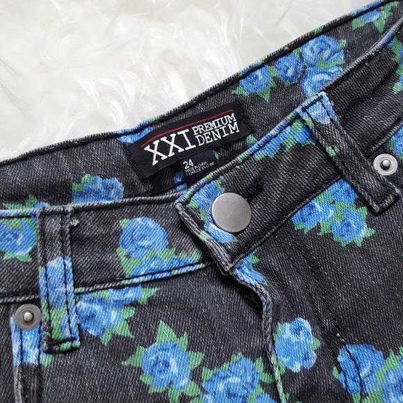 ⭐️Forever 21 floral denim shorts - Picture 3 of 3